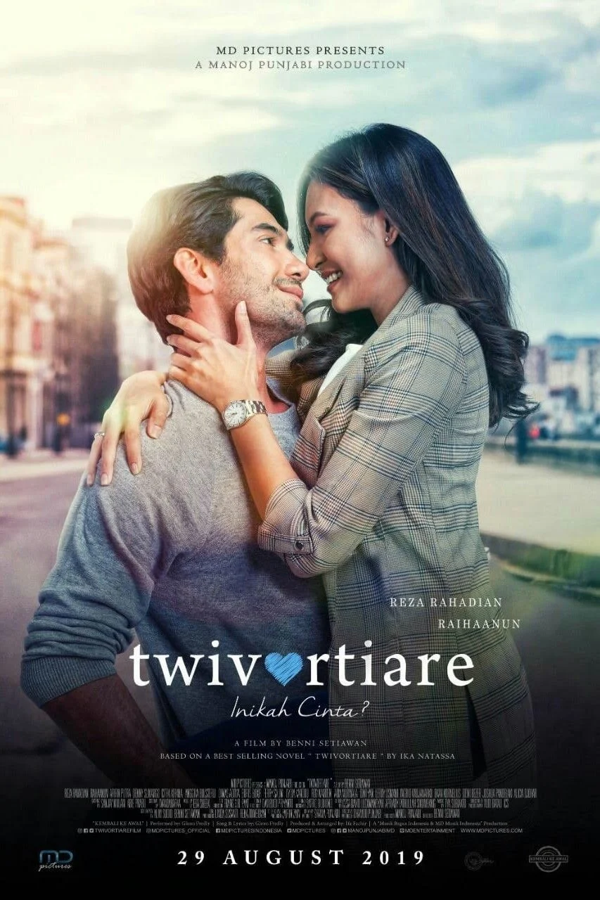 Twivortiare: Có phải là yêu? Twivortiare: Is It Love?